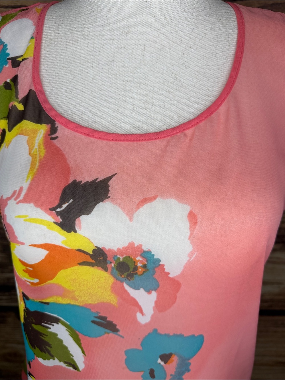 Women’s Coral Floral Short Sleeve Scoop Neck Blouse - Picture 2 of 6